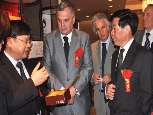 羅馬尼亞湖南黑茶推介會上，周重旺董事長在向客商介紹臻藏茯茶_副本